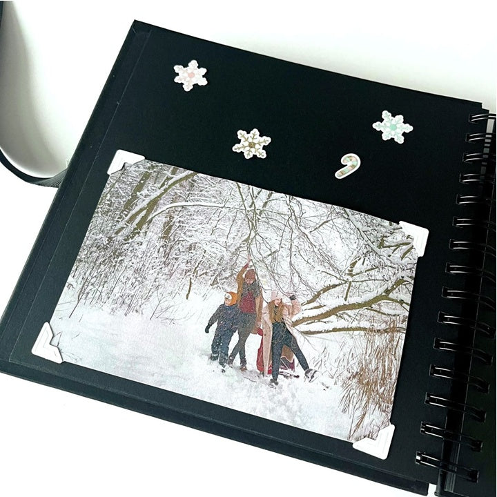 Krupni plan samoljepljivih uglova za fotografije, idealnih za albume i umjetničke projekte.