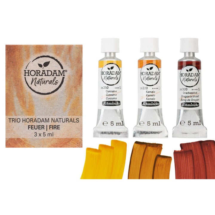Tri tube HORADAM Naturals akvarel boja iz Trio Fire seta, prikazane pored umjetničkog kista.