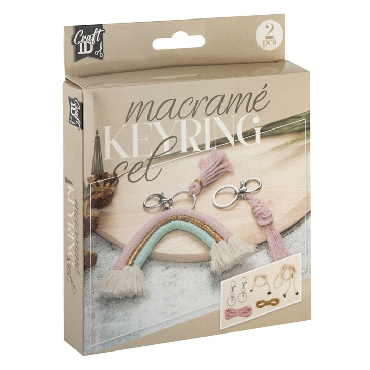 Set za izradu dva makrame privjeska za ključeve sa svim potrebnim materijalima i uputstvima za kreativni rad.