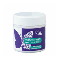 Rosa sitnozrnasta strukturirna pasta od 150 ml u bijeloj plastičnoj posudi.