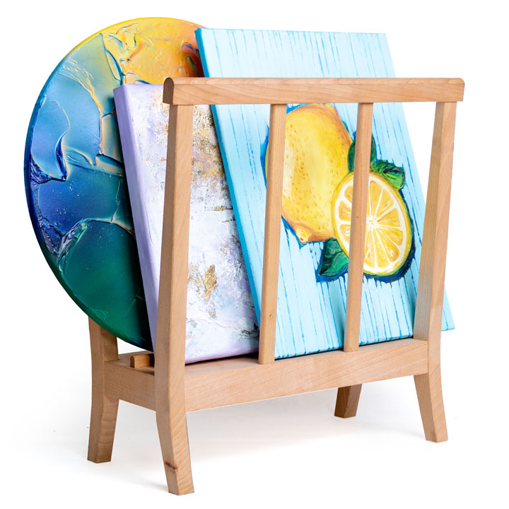 Drveni stalak za portfolio Canvas Harbor ARTMIE, idealan za atelje ili galeriju.