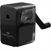 Faber Castell stolna rezalica za olovke klasičnog dizajna na radnom stolu.