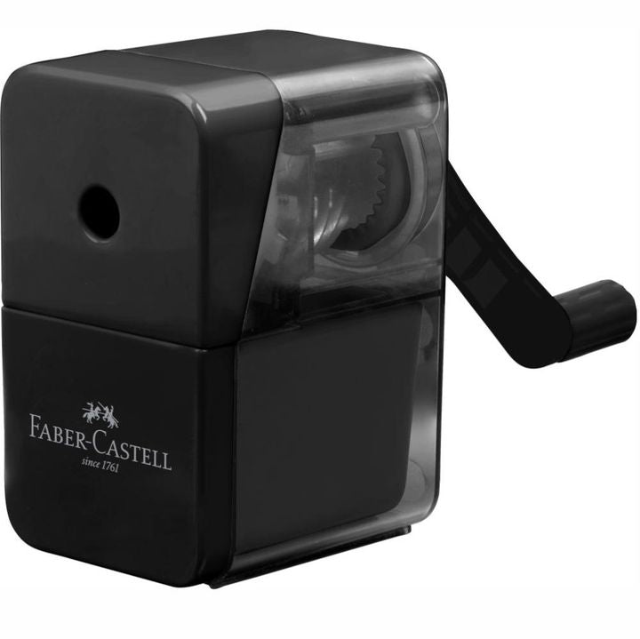 Faber Castell stolna rezalica za olovke klasičnog dizajna na radnom stolu.