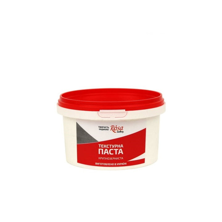 Rosa strukturirna pasta krupnozrna u bijeloj plastičnoj posudi