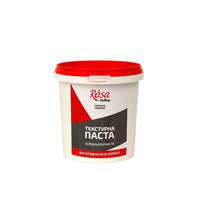 Različite zapremine Rosa strukturirne paste srednje zrnate poredane jedna pored druge.