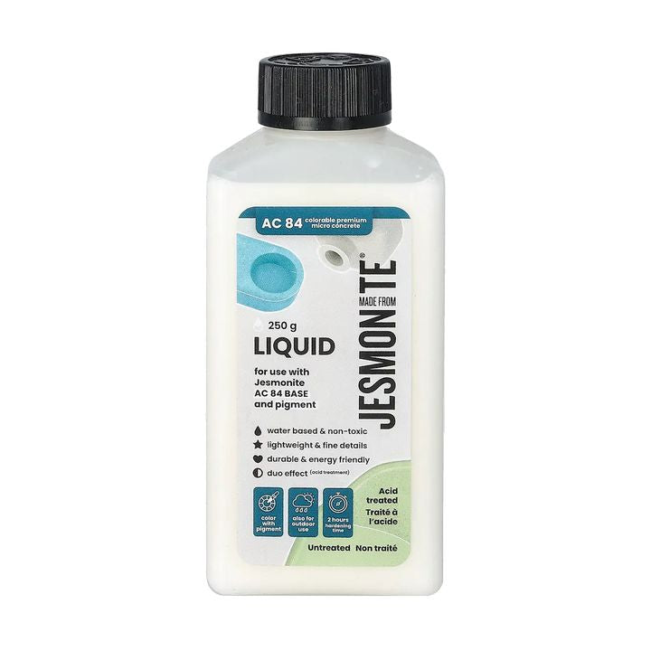 Tečna komponenta Jesmonite Liquid AC84 u plastičnoj boci za pripremu kompozitnih materijala.