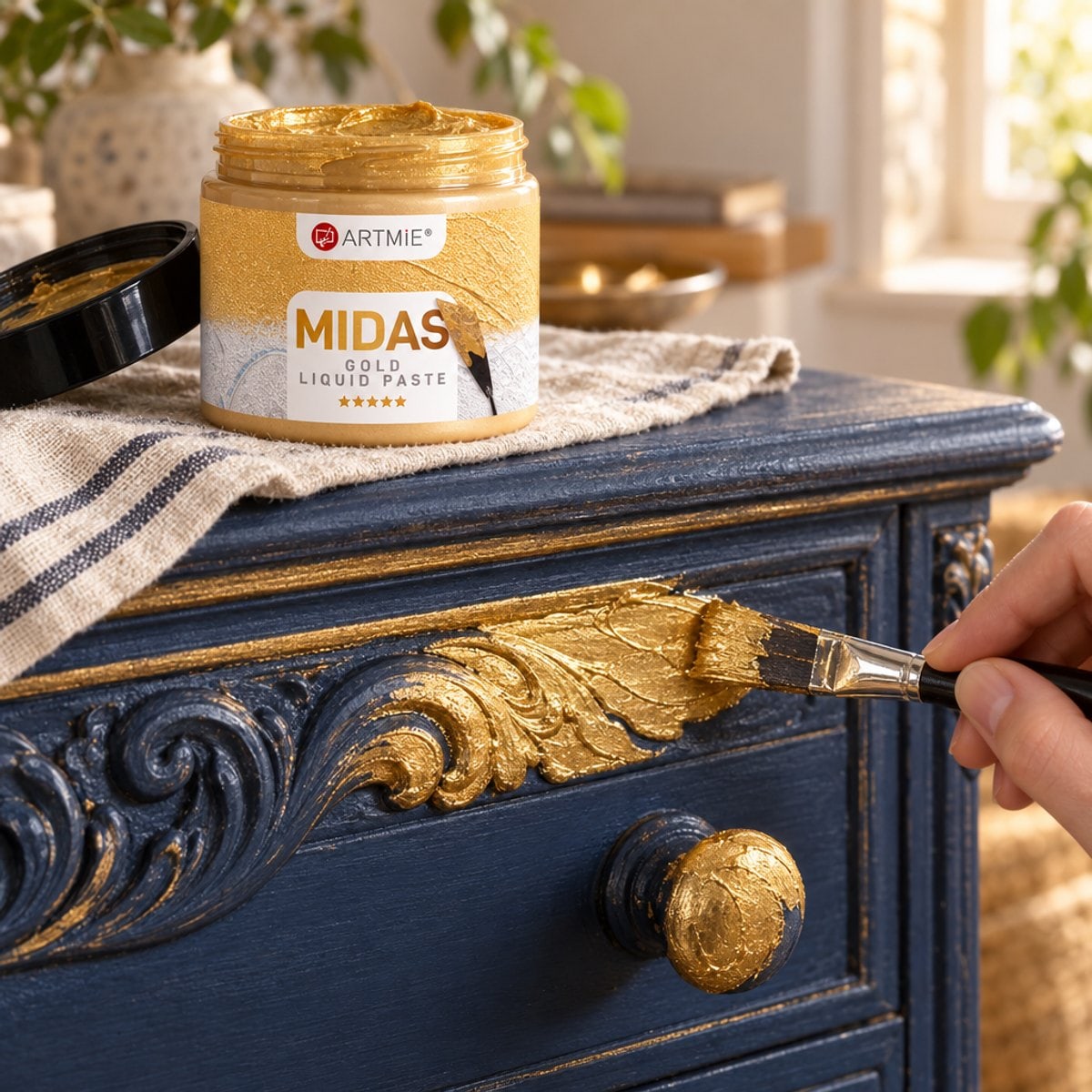 Pozlata rezbarene komode četkicom — zlatna metalik pasta ARTMIE MIDAS