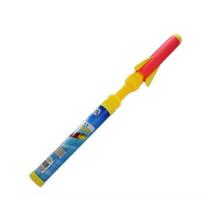 Velika penasta vazdušna raketa za djecu spremna za lansiranje u dvorištu.